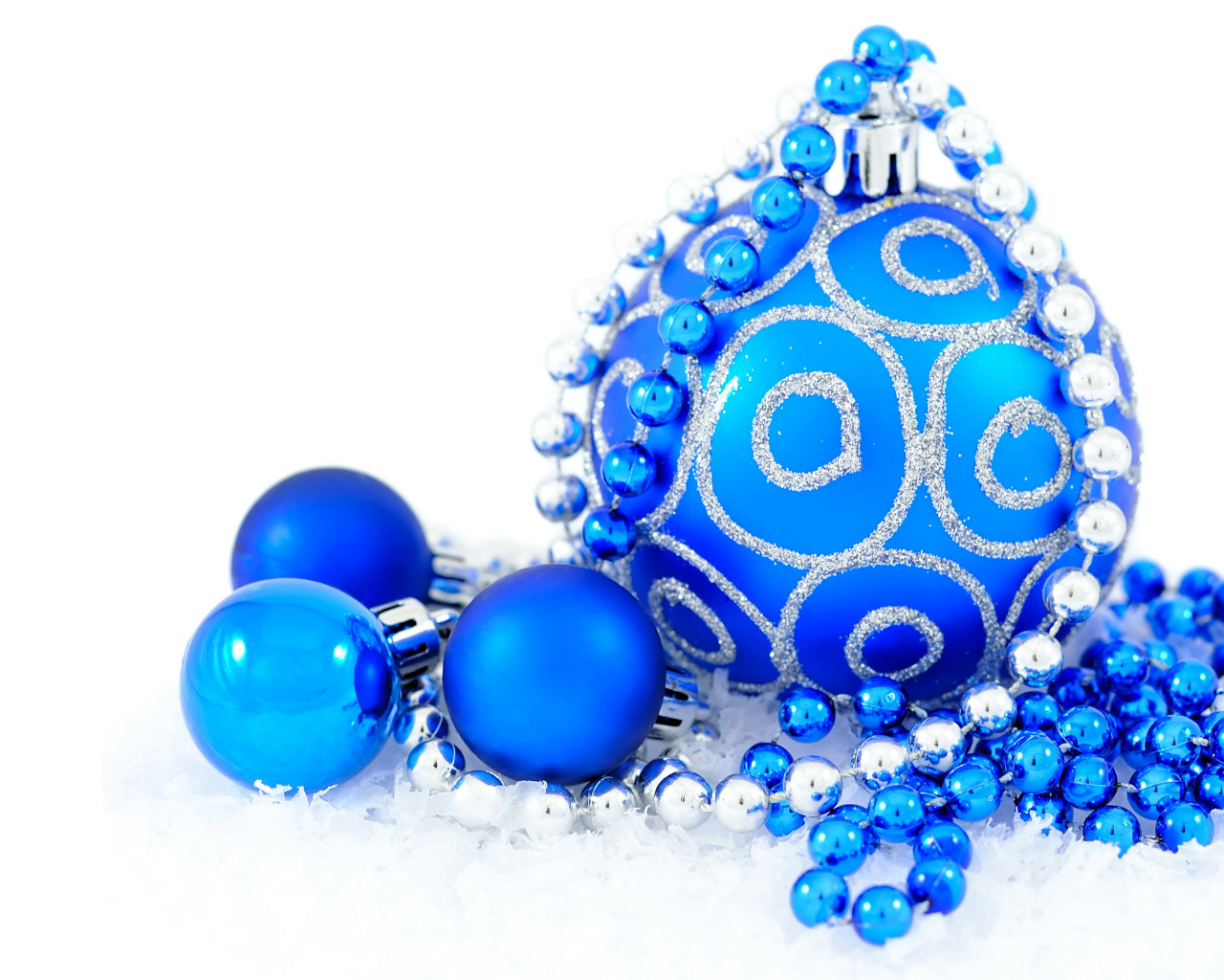 Голубые блестящие шарики с бусами на белом фоне на Новый год 