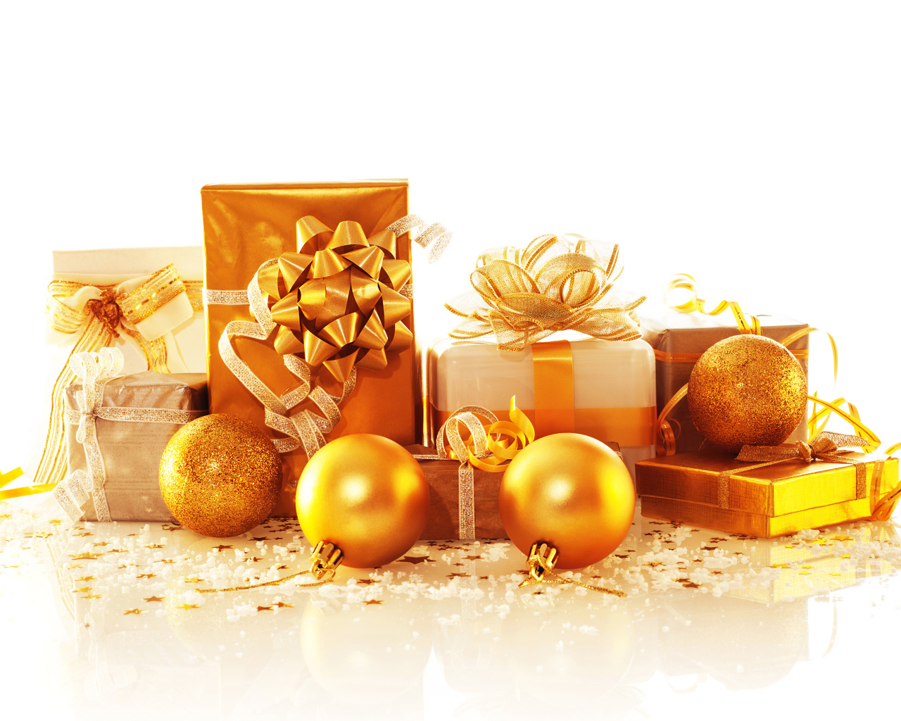 Коробки с подарками и золотыми елочными шарами на белом фоне