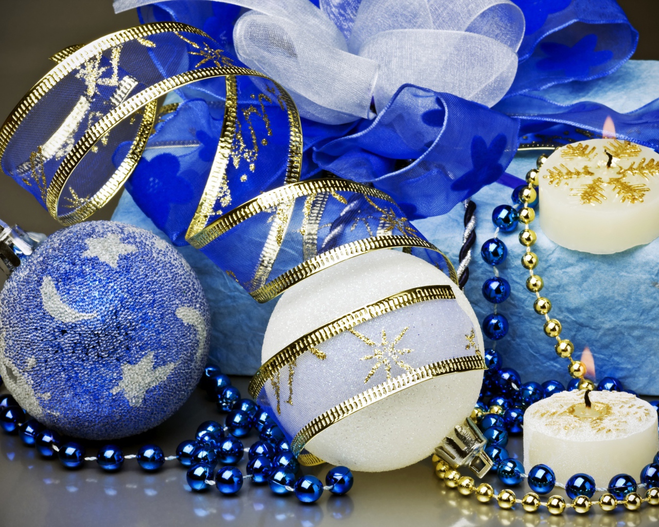 Елочные шары, подарок с лентой и свечи на Новый год 2019 