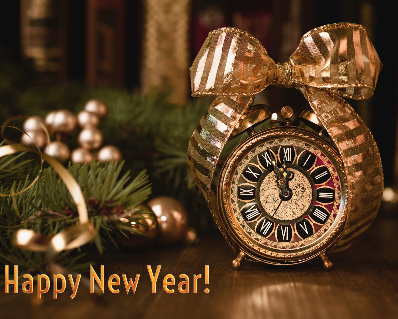 Часы и еловая ветка на новый год 2019