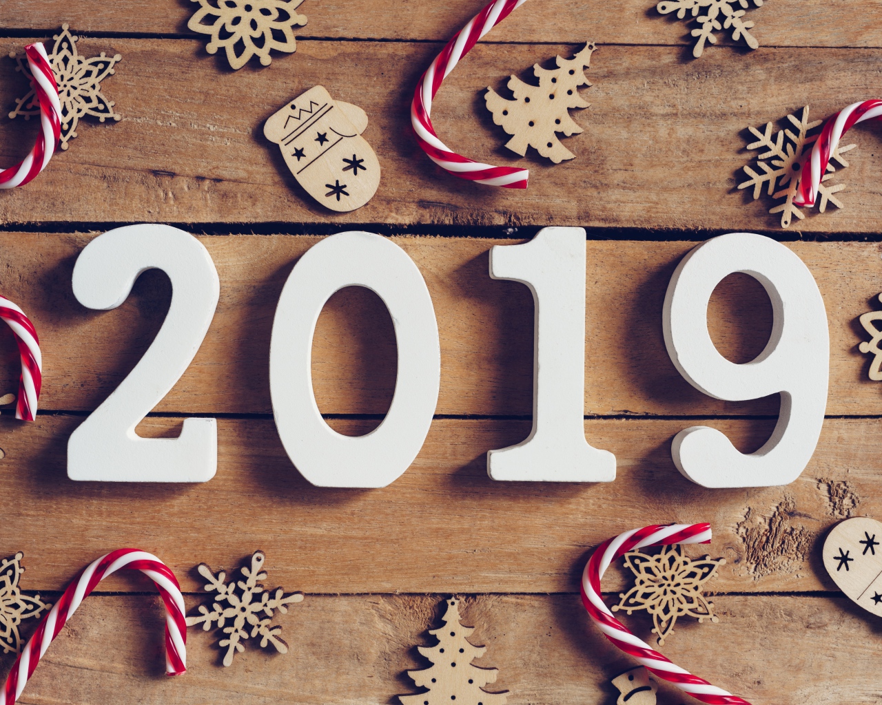 Цифры 2019 с украшениями на деревянном фоне