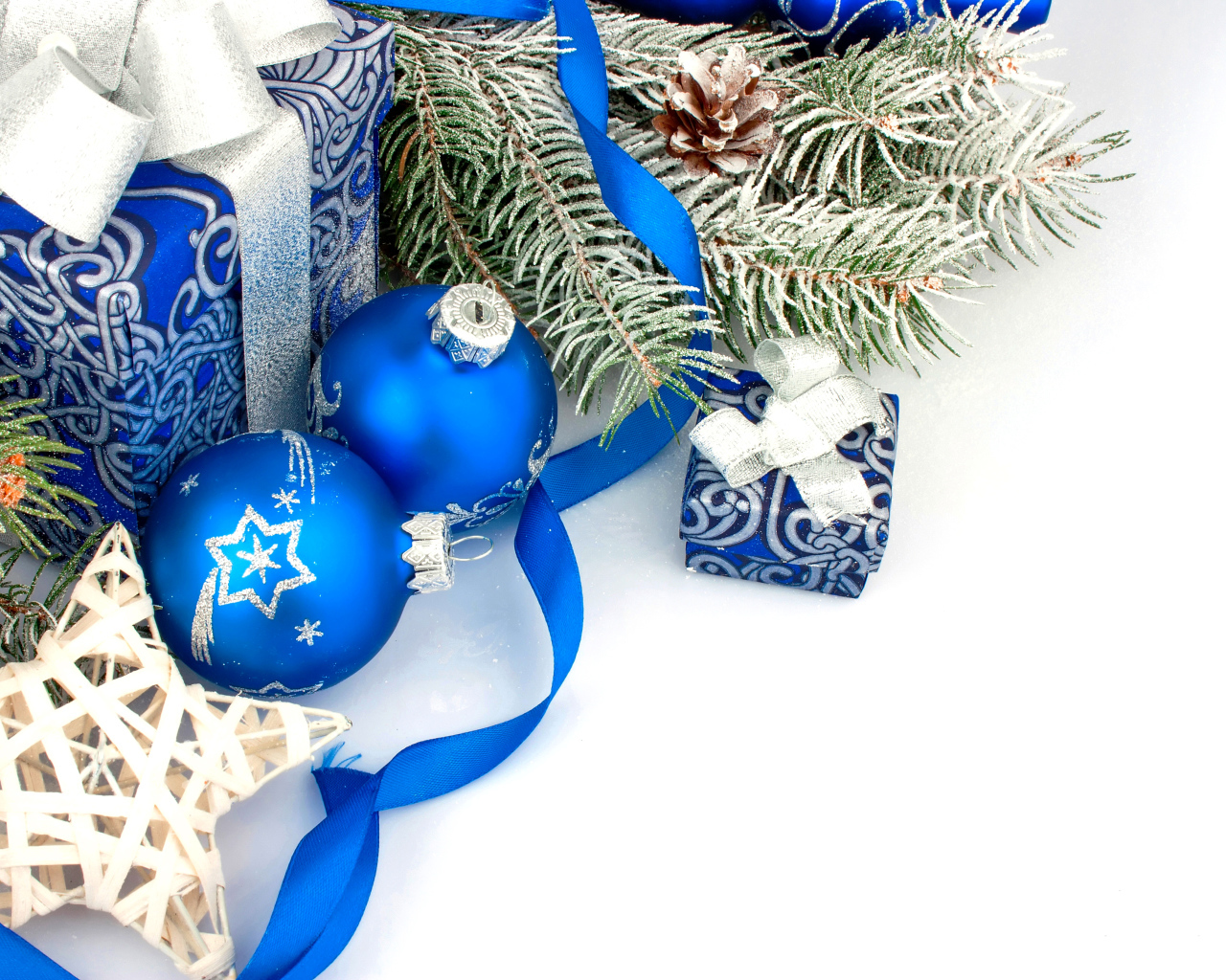 Еловая ветка, подарки и украшения на белом фоне к Новому году 2019