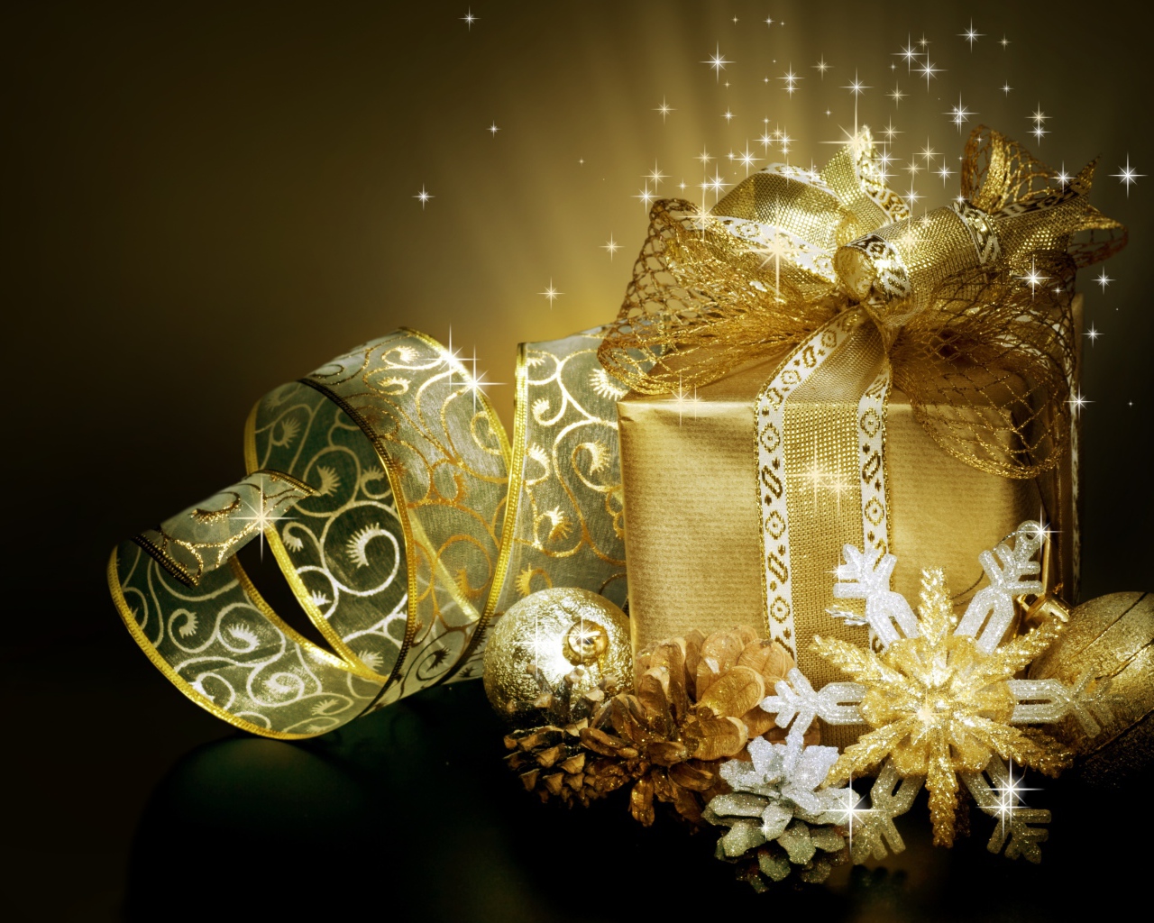 Подарок и золотые шарики и шишки на Новый год 2019