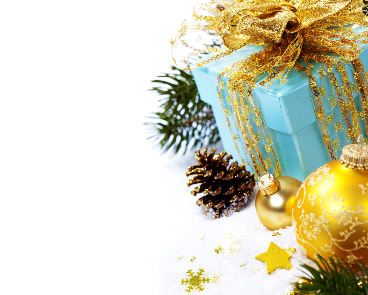 Подарки, елочные игрушки и шишки на белом фоне 