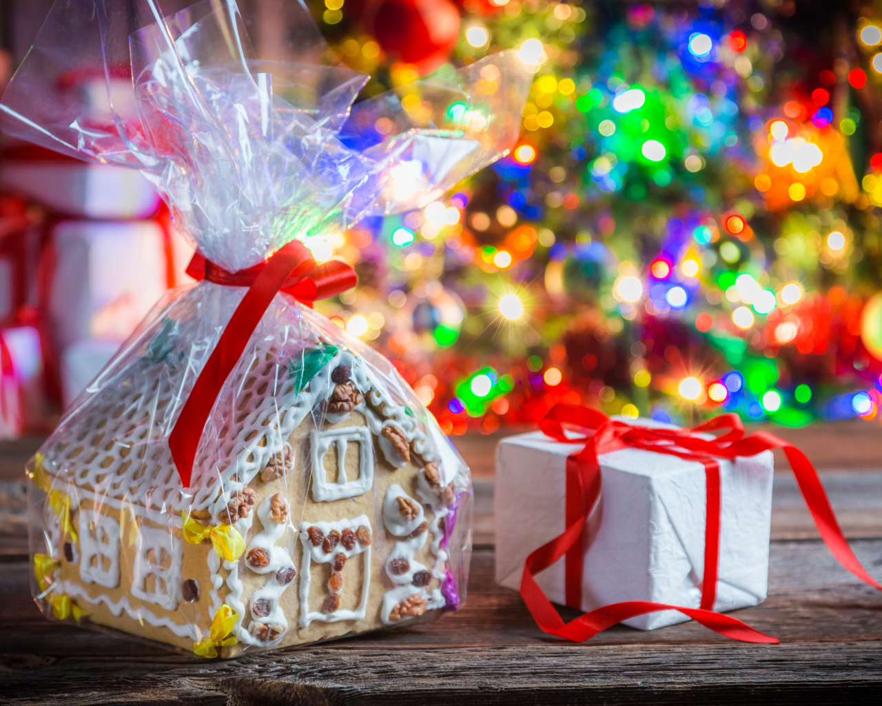 Имбирный красивый домик с подарком на новый год 