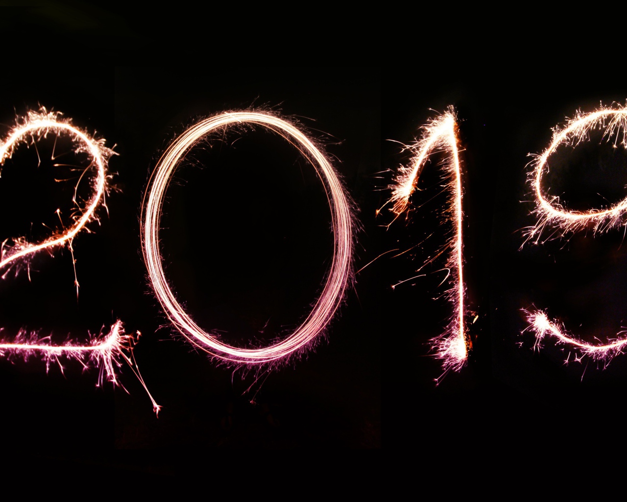 Светящиеся цифры 2019 на черном фоне на Новый год 