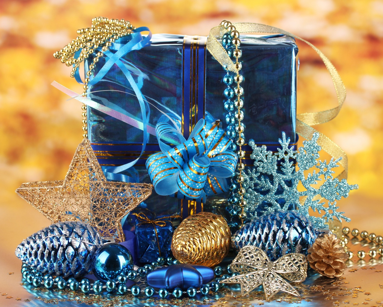 Большой подарок в голубой упаковке с украшениями на Новый год 