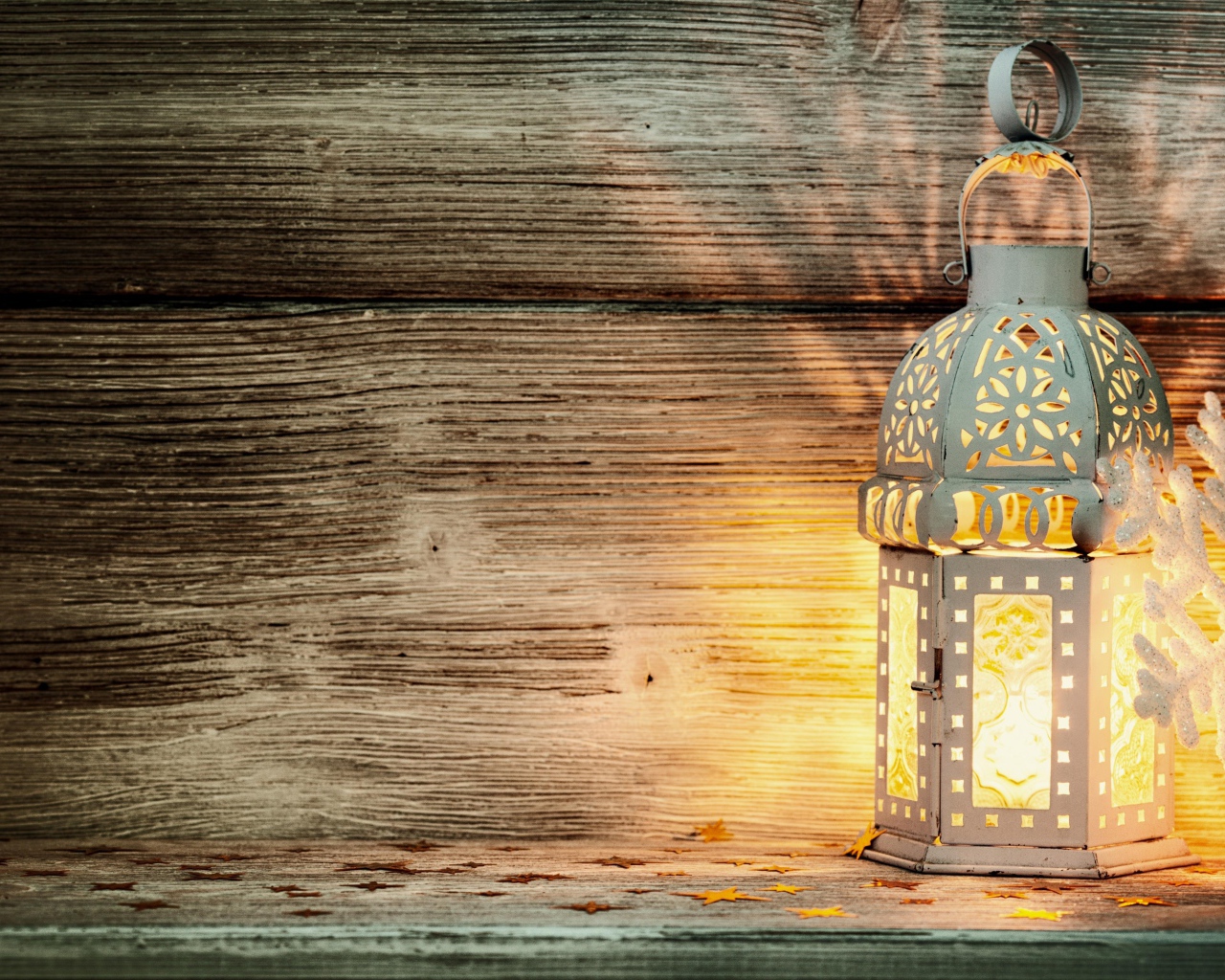 Фонарь и белая снежинка фон для поздравительной открытки на Новый год