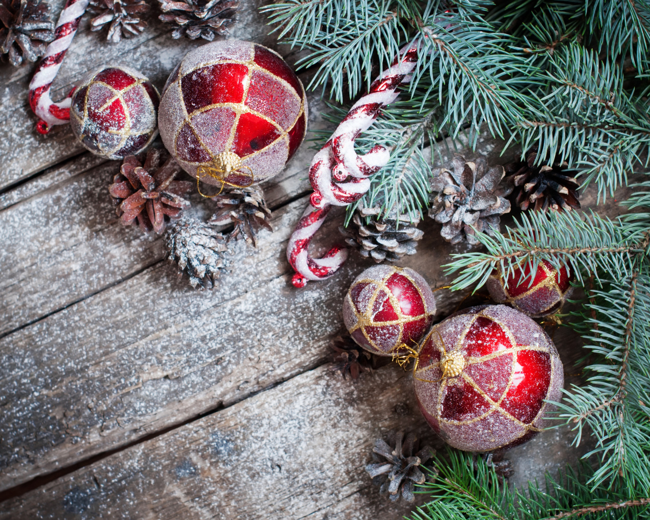 Красные еловые игрушки, шишки и зеленая еловая ветка на Новый год и Рождество 2019 