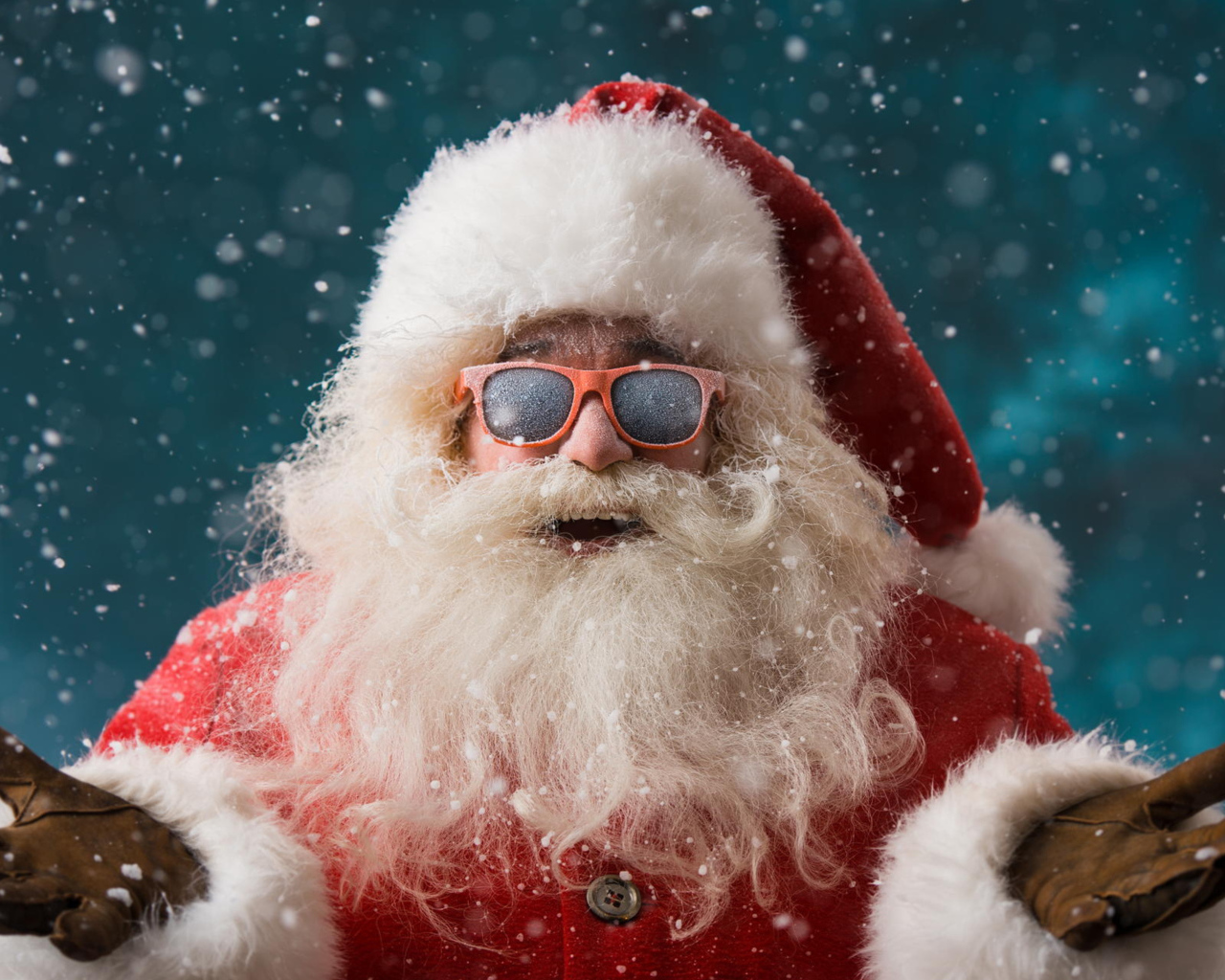 Санта Клаус в солнечных очках покрытых инеем