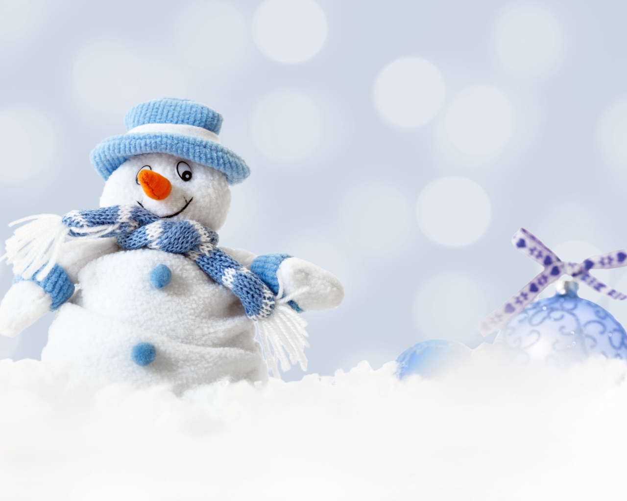 Игрушка снеговик и елочная игрушка на снегу 