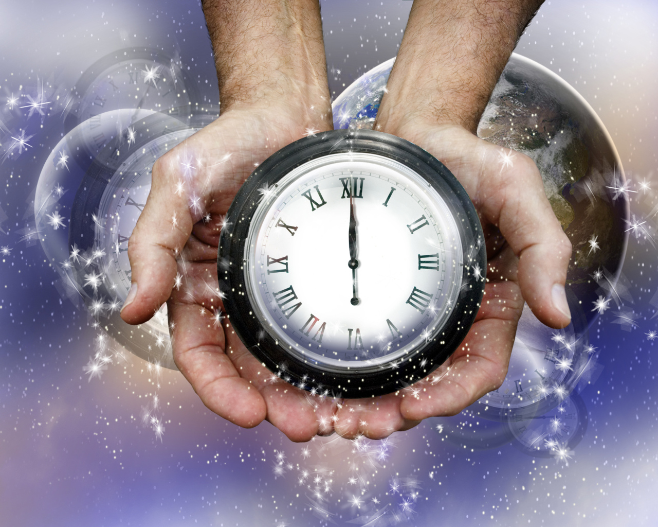 Часы с руках у мужчины показывают двенадцать ночи 