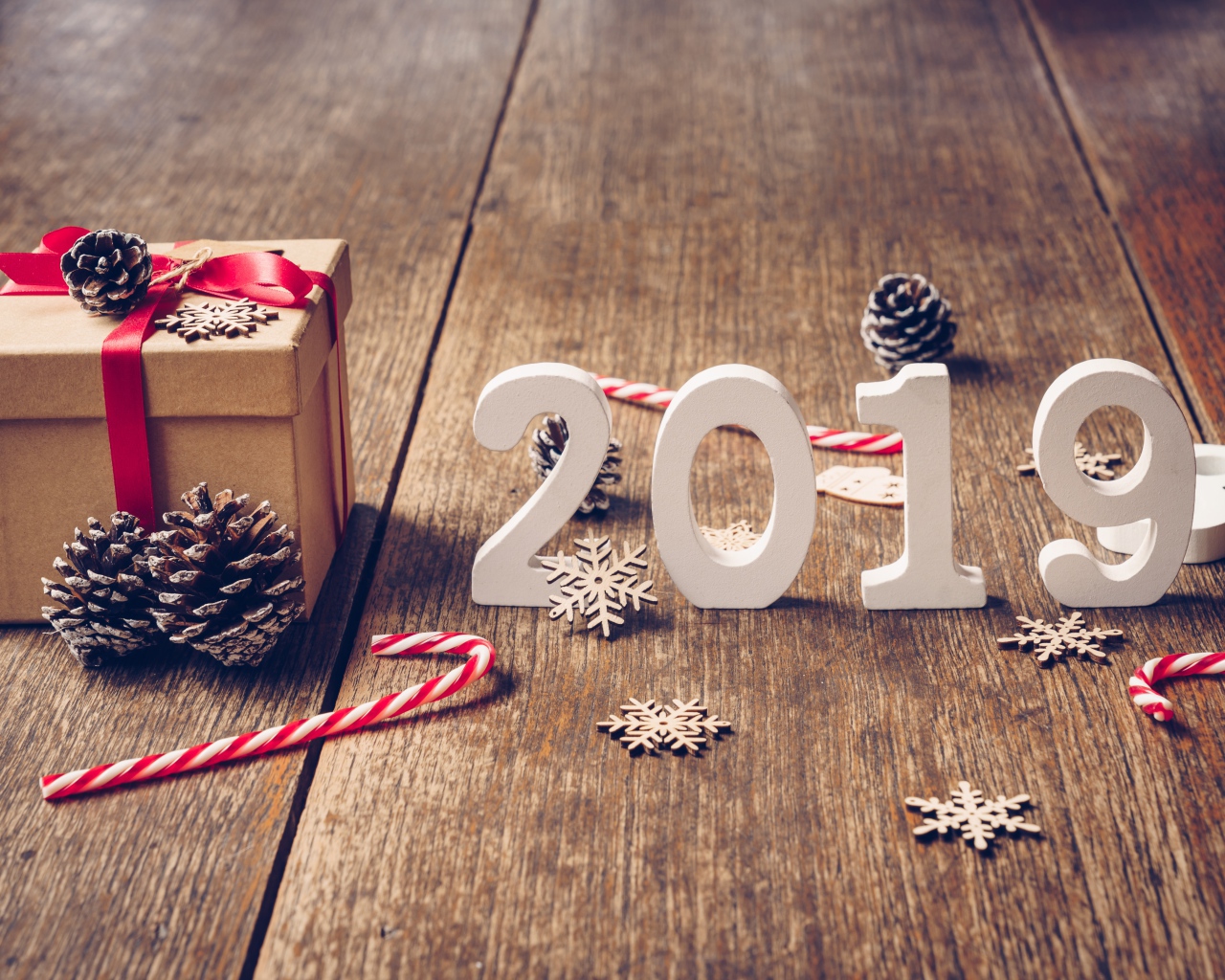 Белые цифры 2019 с подарком на деревянном полу