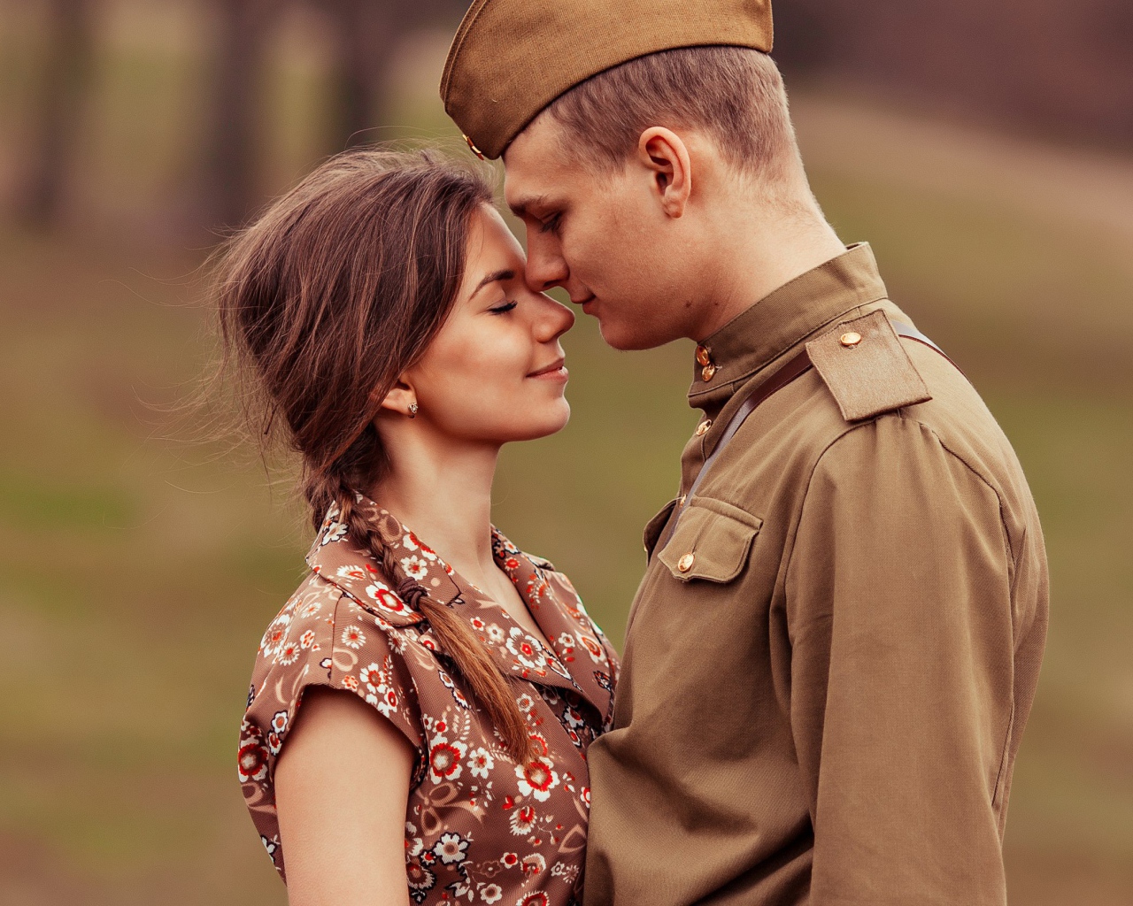 Девушка встречает солдата с войны, ретро фото 