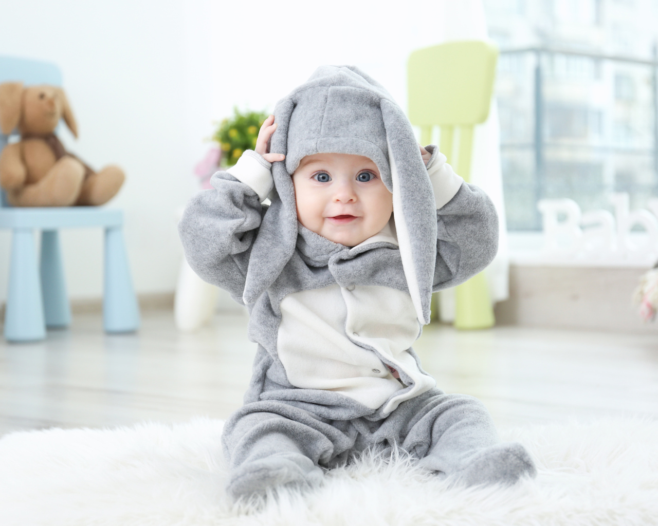 Маленький ребенок в костюме зайчика