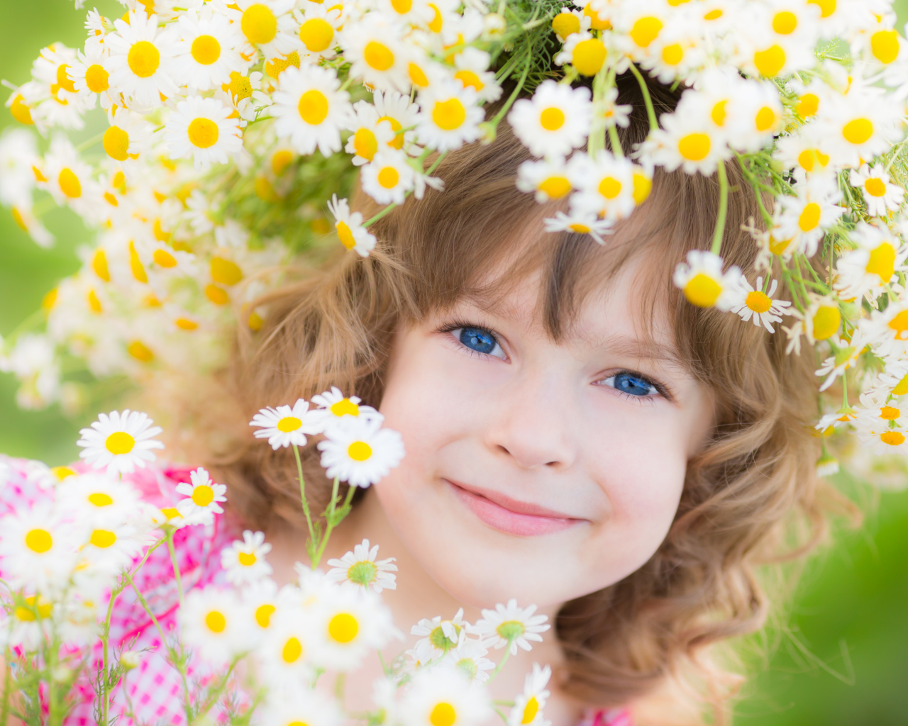 Маленькая девочка с венком из ромашек на голове