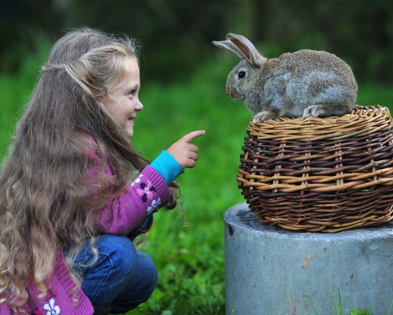 Маленькая длинноволосая девочка с кроликом