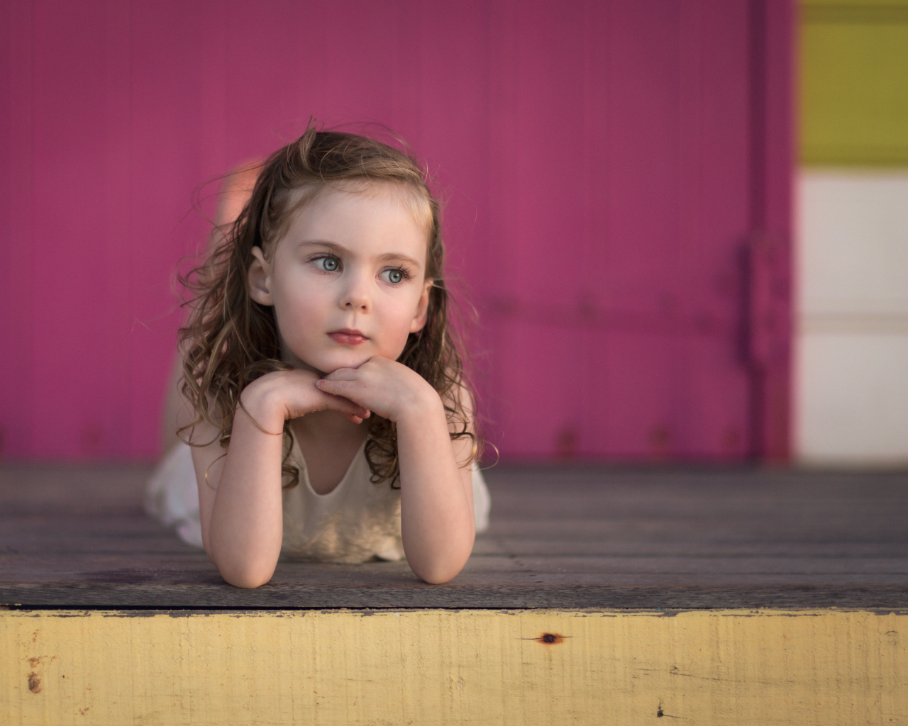 Милая маленькая девочка с красивыми глазами
