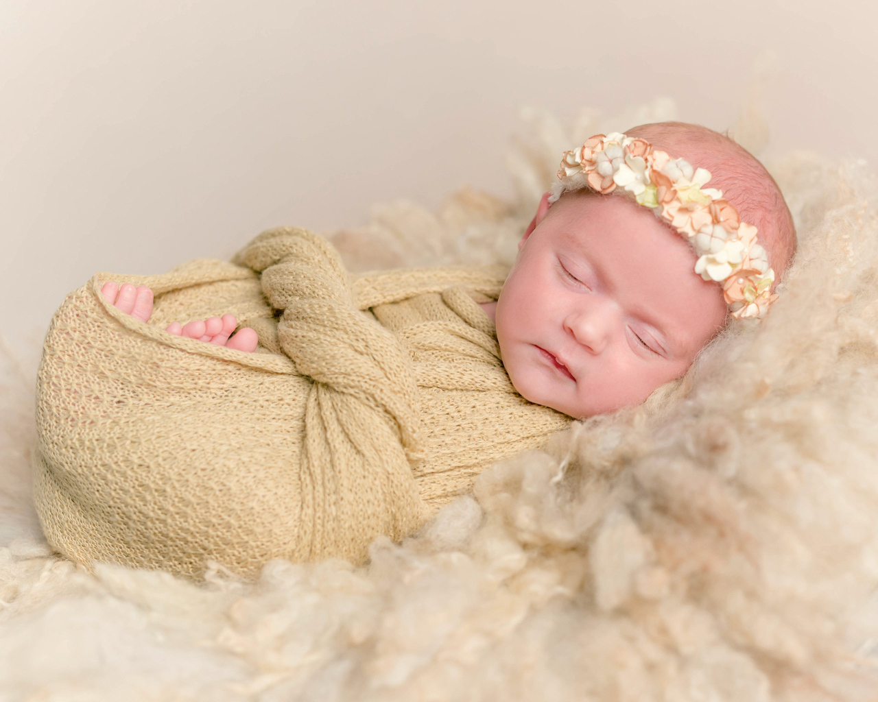 Спящий младенец с венком на голове