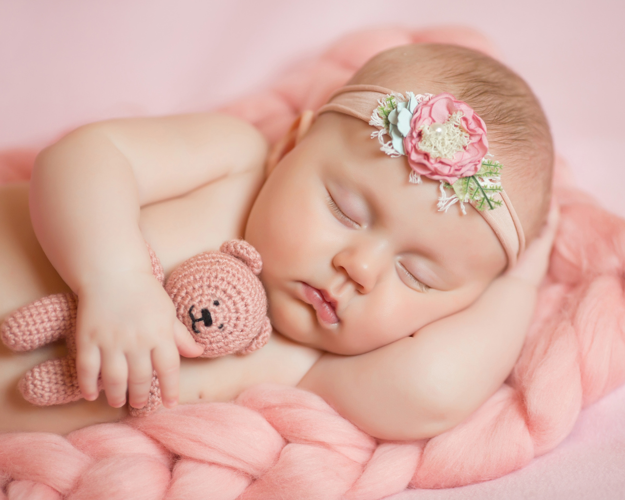 Спящая маленькая девочка с вязаным медвежонком в руке