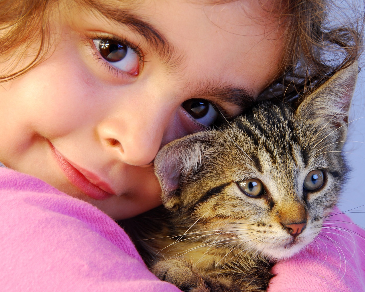 Маленькая кареглазая девочка с серым котом