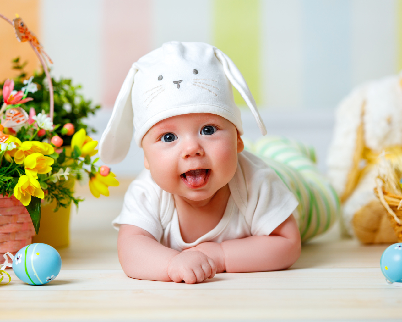 Маленький ребенок с корзиной цветов и пасхальными яйцами