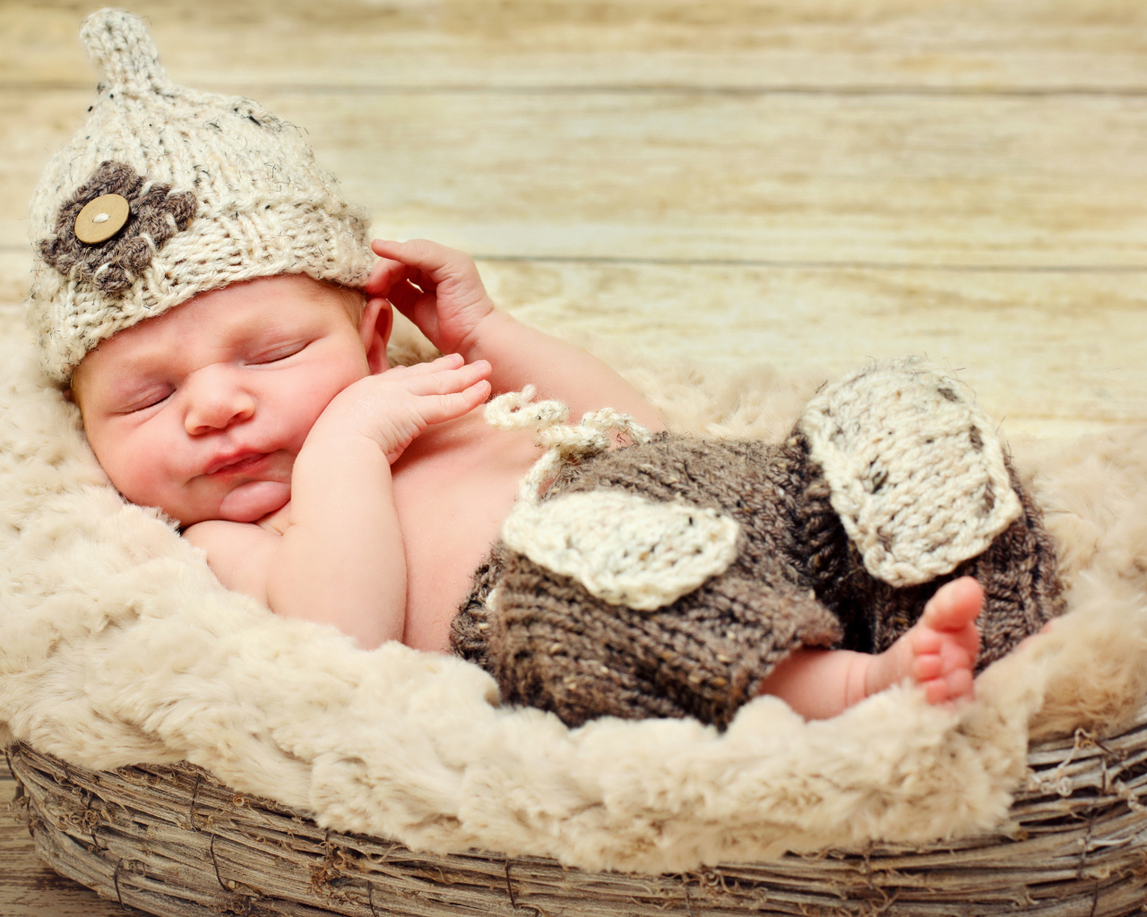 Маленький спящий младенец в шапке