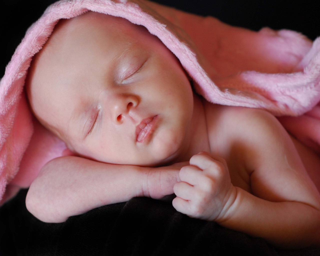 Милый спящий младенец под розовым покрывалом