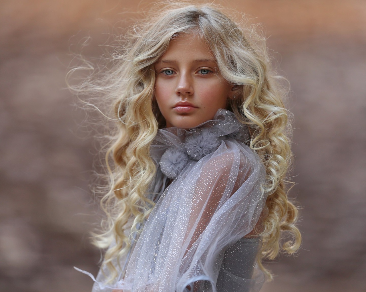 Красивая светловолосая девочка с голубыми глазами 