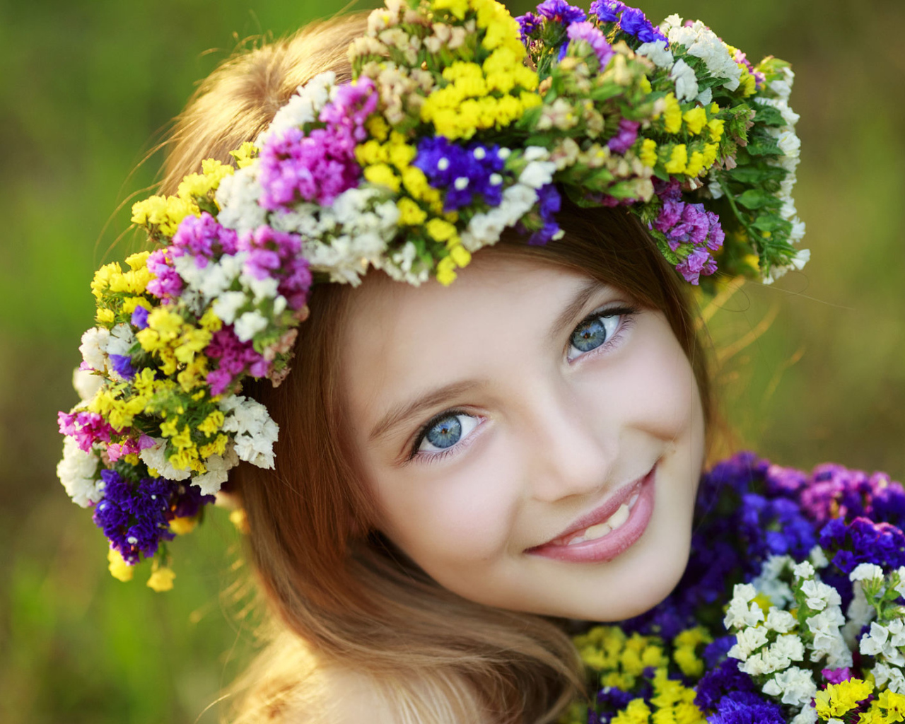 Красивая голубоглазая девочка с венком на голове