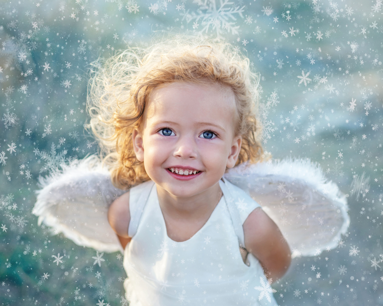 Красивая голубоглазая девочка с крыльями ангела