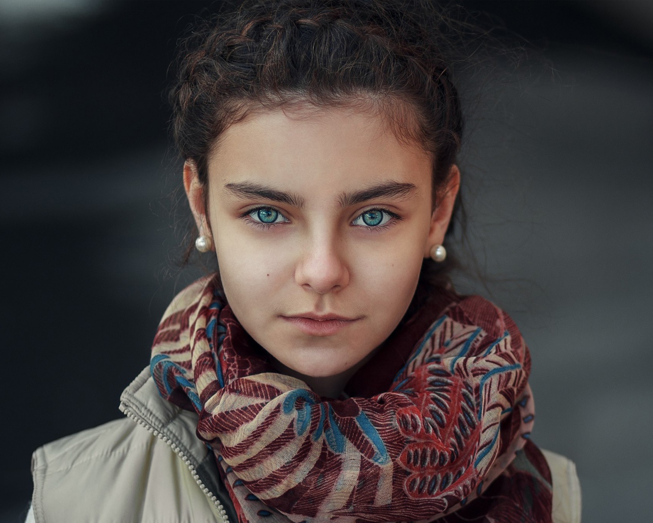 Красивая девочка с платком на шее