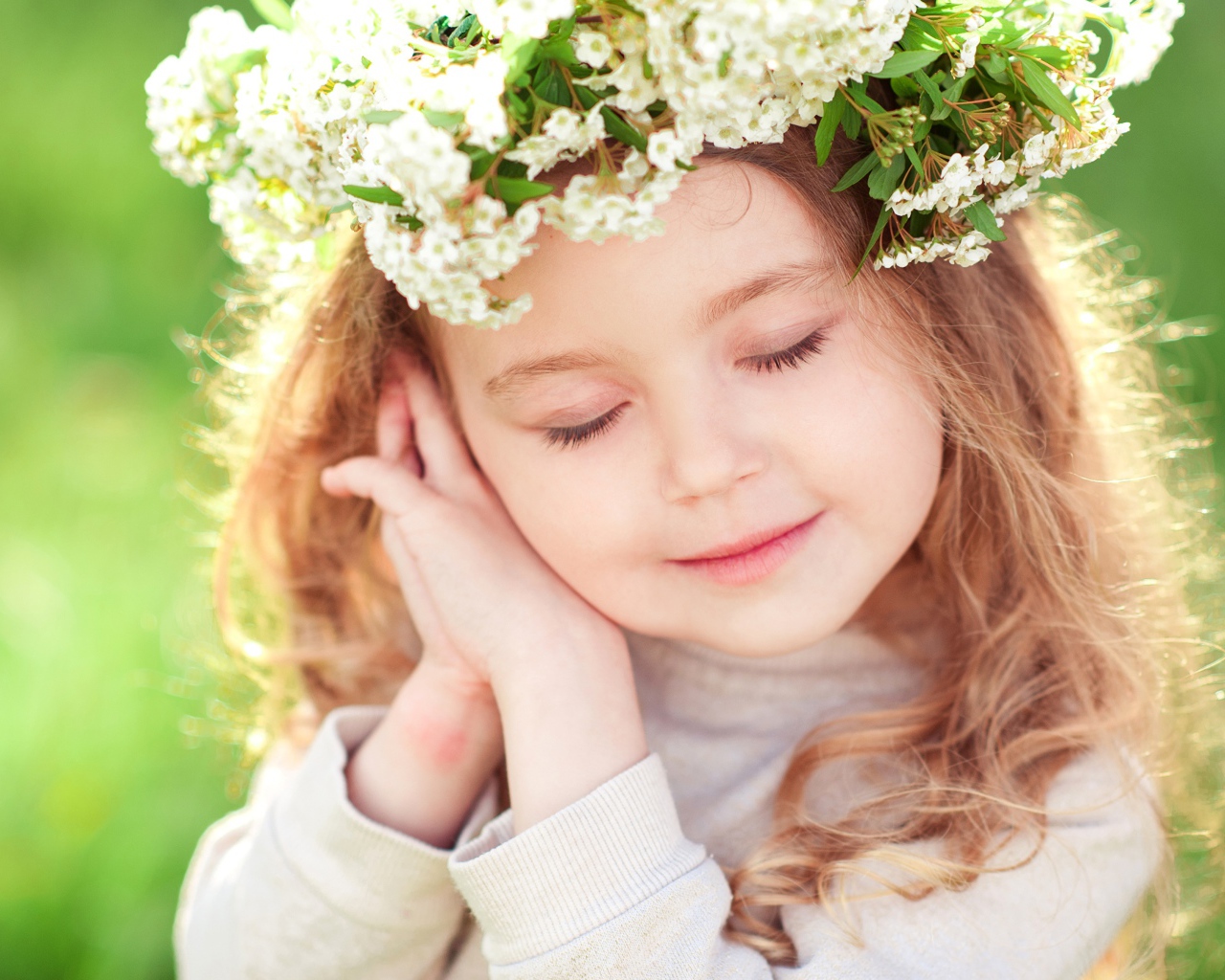 Красивая девочка с венком на голове