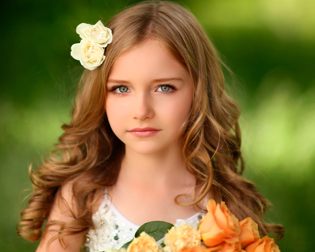 Красивая девочка с цветами в волосах