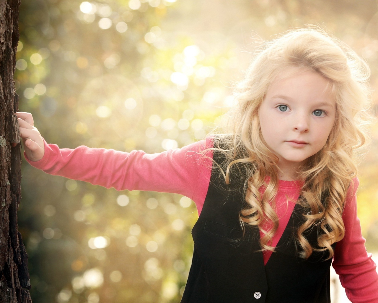 Красивая девочка с белыми кудрями