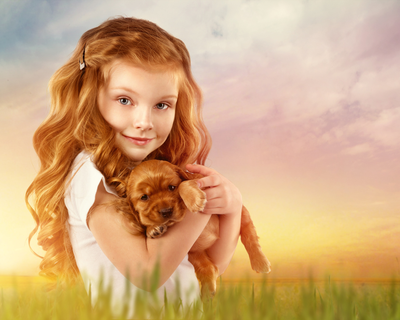 Красивая рыжеволосая девочка со щенком