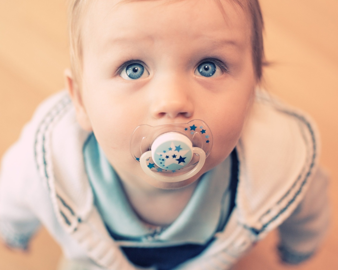 Голубоглазый маленький мальчик с пустышкой