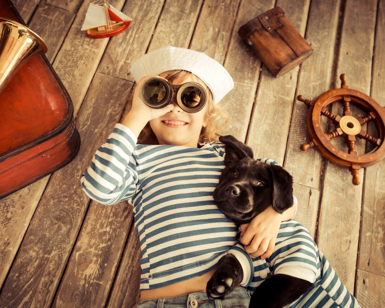 Мальчик с собакой играют в матросов