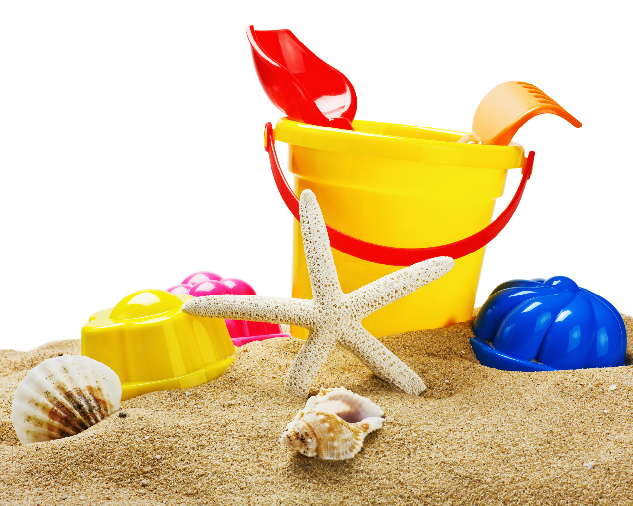Детские игрушки с ракушками на песке