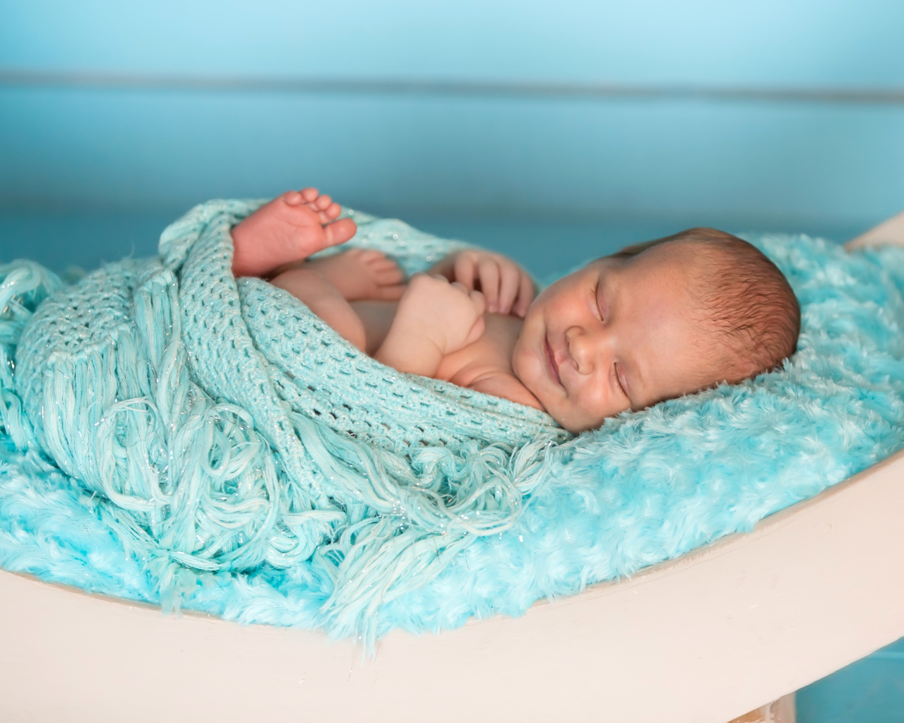 Милый грудной ребенок улыбается во сне