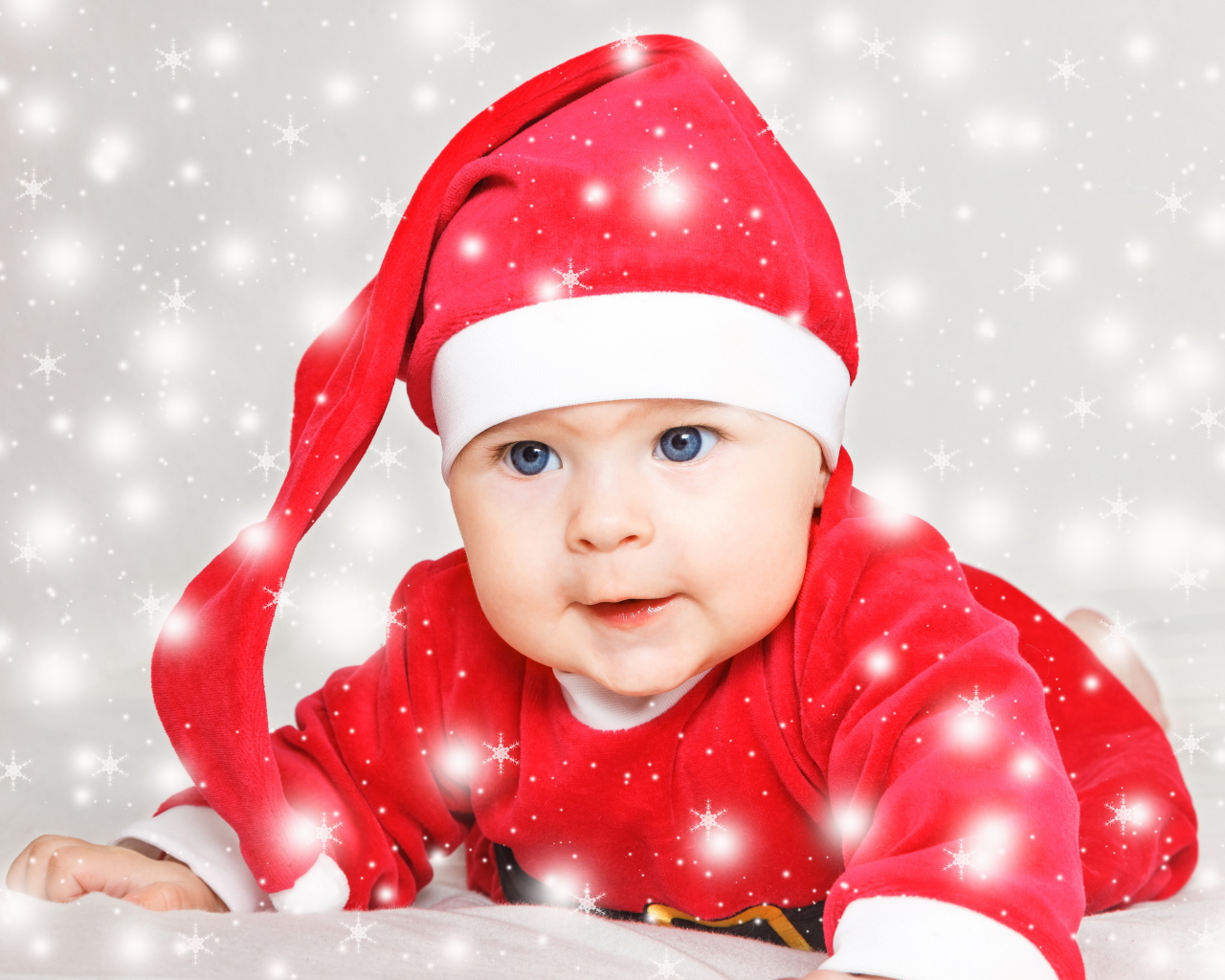 Милый голубоглазый ребенок в красном новогоднем костюме