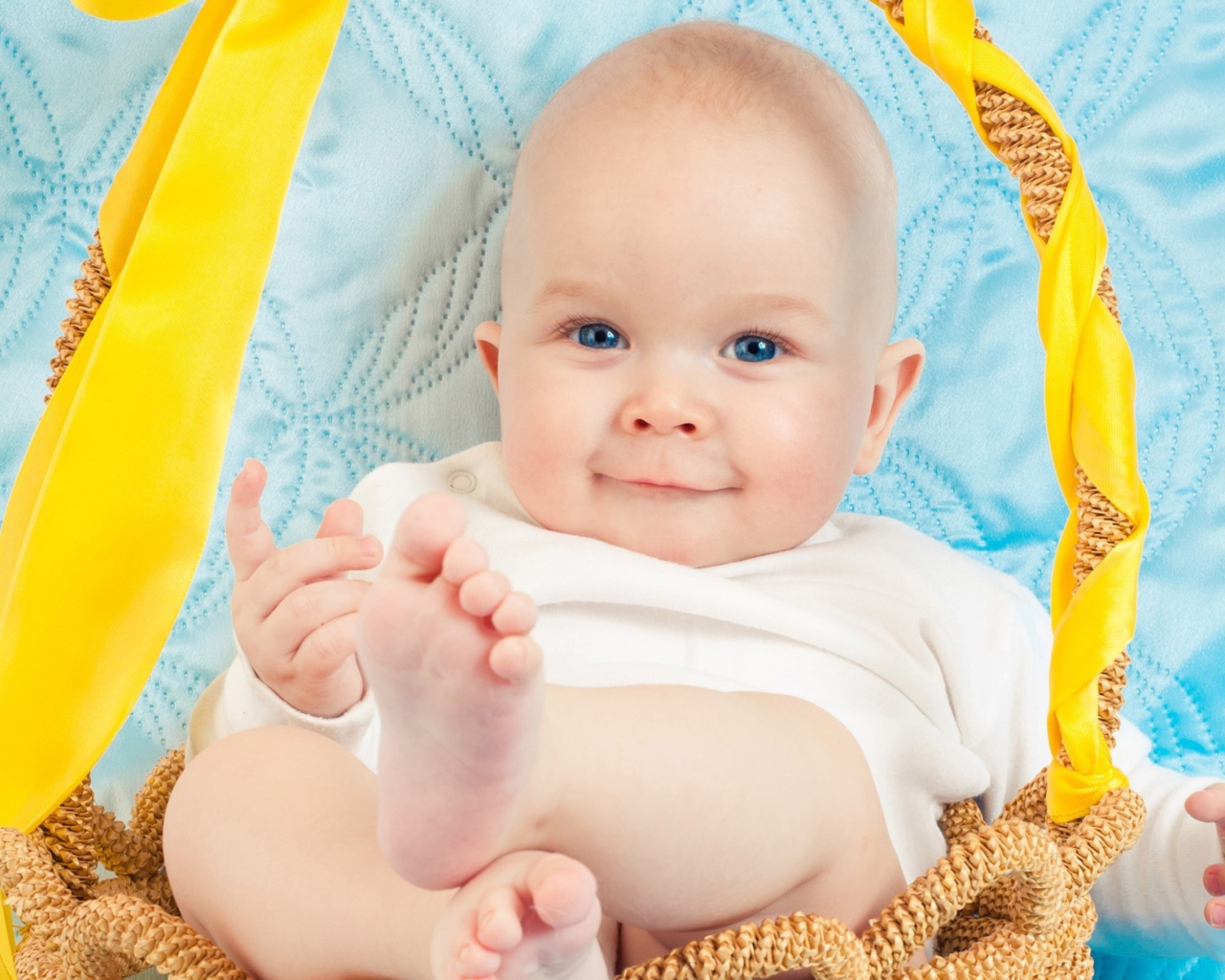 Милый голубоглазый младенец на кровати