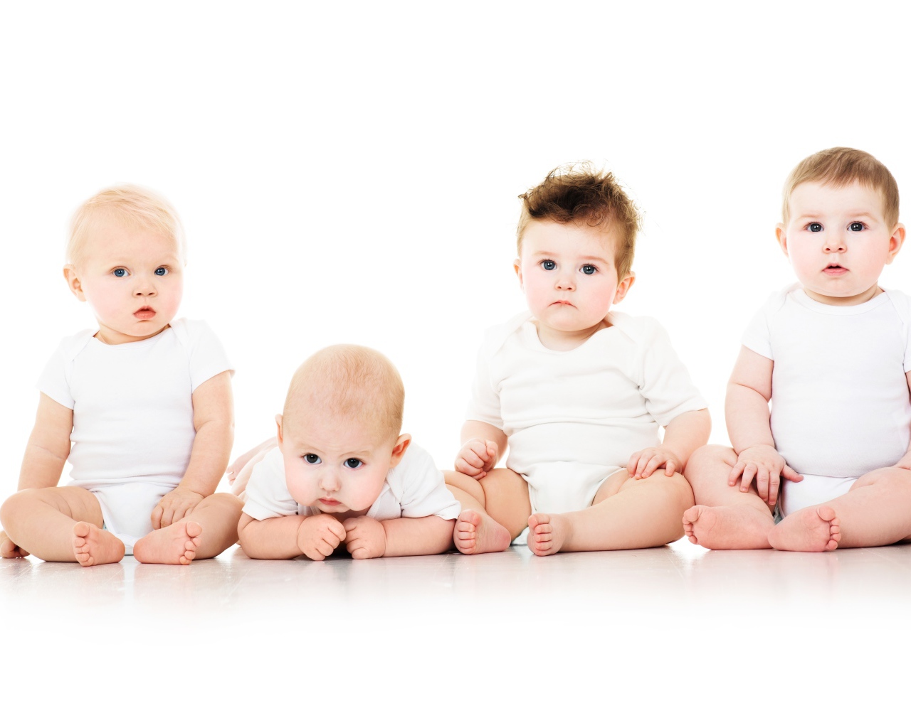 Четыре маленьких мальчика на белом фоне