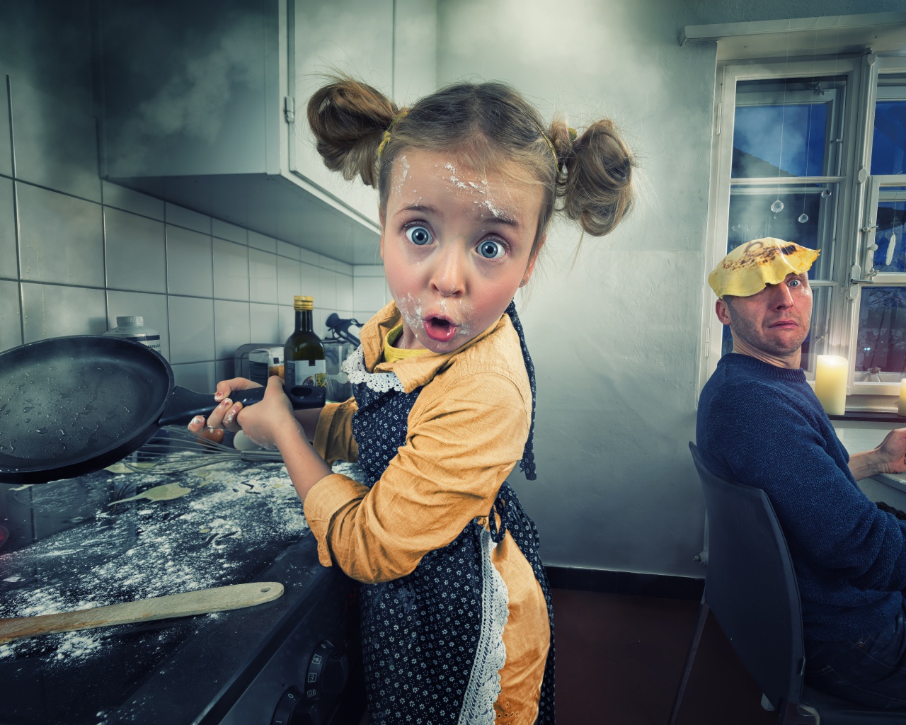 Смешная маленькая девочка готовит блины