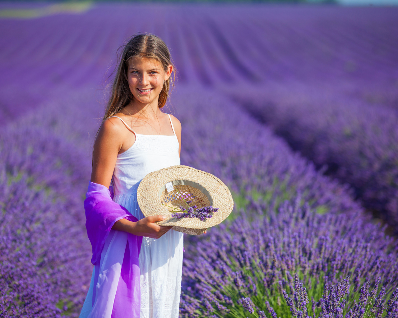 Девочка с белом сарафане на лавандовом поле
