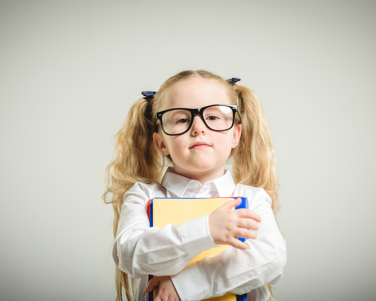 Девочка школьница в очках с книгами