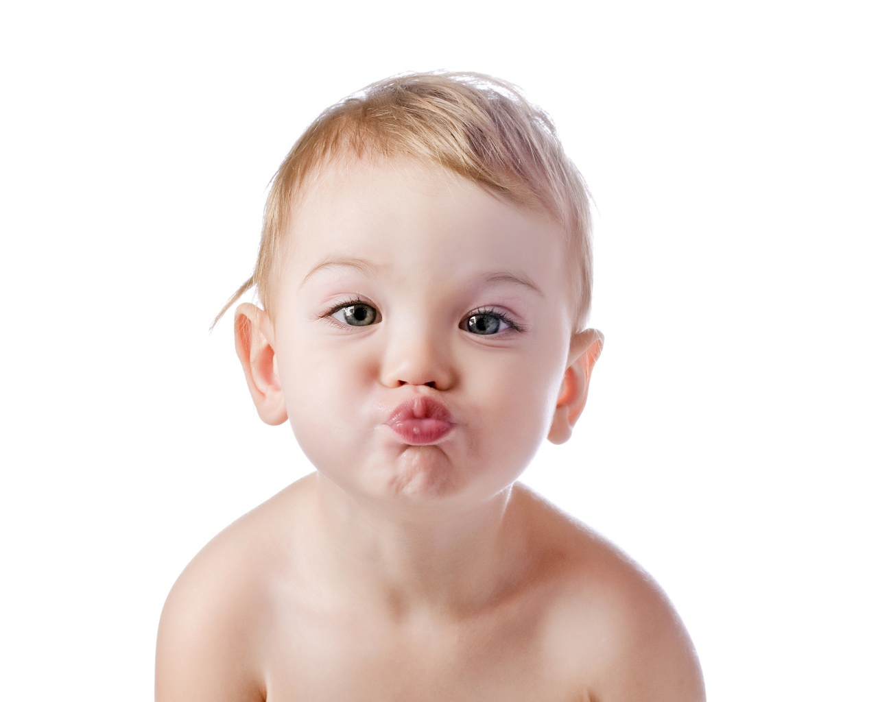 Воздушный поцелуй маленького ребенка