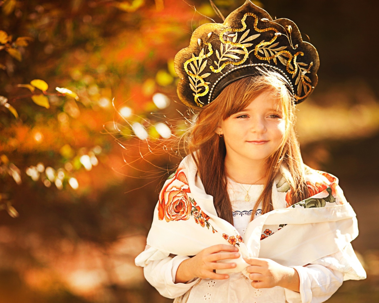 Маленькая красивая девочка в кокошнике 