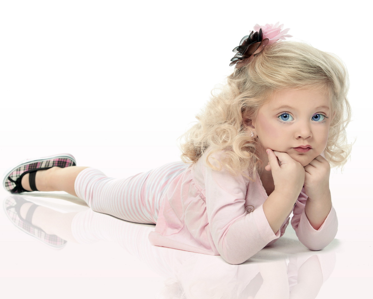 Маленькая красивая девочка со светлыми волосами