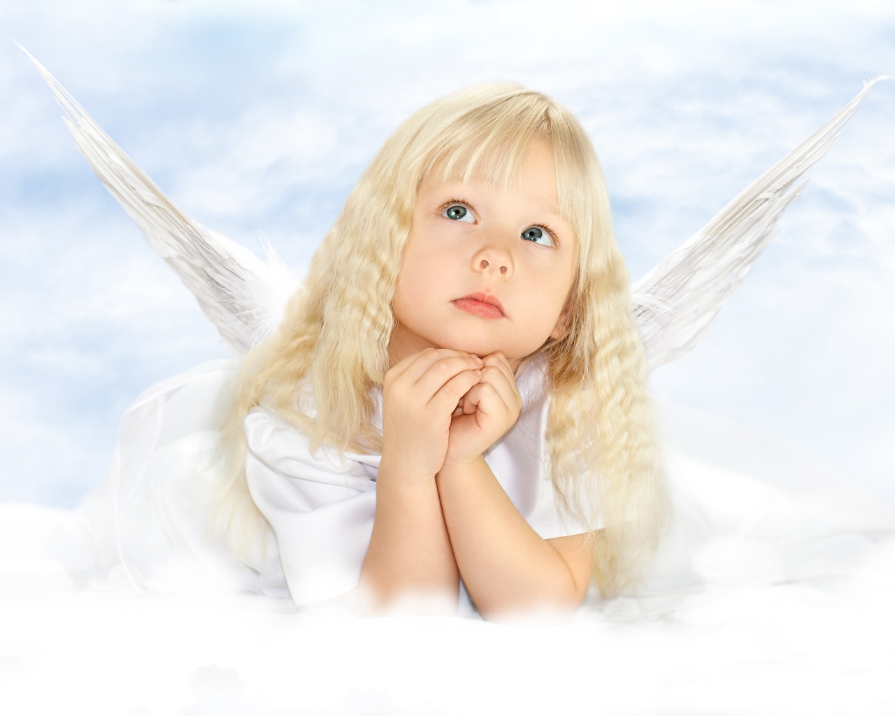 Маленькая девочка блондинка с крыльями ангела